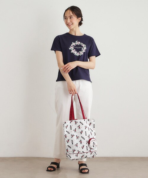 LAURA ASHLEY(ローラアシュレイ)の「【撥水加工/持ち手2WAY/ボールチェーン付き】パッカブル トートバッグ ヴィンテージソルジャー柄(トートバッグ・レディース・ホワイト系1/ブルー系・00)」の4枚目の写真