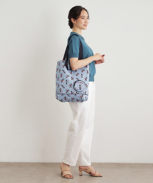 LAURA ASHLEY(ローラアシュレイ)の「【撥水加工/持ち手2WAY/ボールチェーン付き】パッカブル トートバッグ ヴィンテージソルジャー柄(トートバッグ・レディース・ホワイト系1/ブルー系・00)」の6枚目の写真
