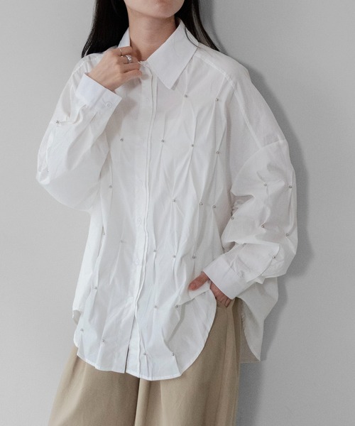 on:nue(オンニュ)の「【on:nue】スタッズポイントタックオーバーサイズシャツ/26-27 AW COLLECTION(シャツ/ブラウス・レディース・ホワイト/ブラック・FREE)」の1枚目の写真