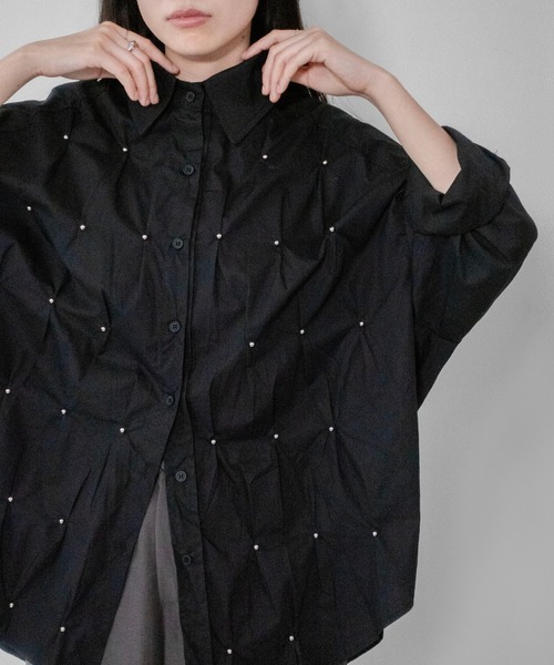 on:nue(オンニュ)の「【on:nue】スタッズポイントタックオーバーサイズシャツ/26-27 AW COLLECTION(シャツ/ブラウス・レディース・ホワイト/ブラック・FREE)」の2枚目の写真