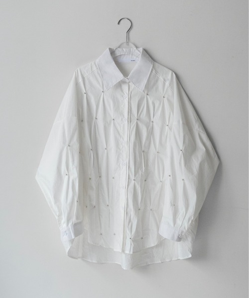 on:nue(オンニュ)の「【on:nue】スタッズポイントタックオーバーサイズシャツ/26-27 AW COLLECTION(シャツ/ブラウス・レディース・ホワイト/ブラック・FREE)」の9枚目の写真