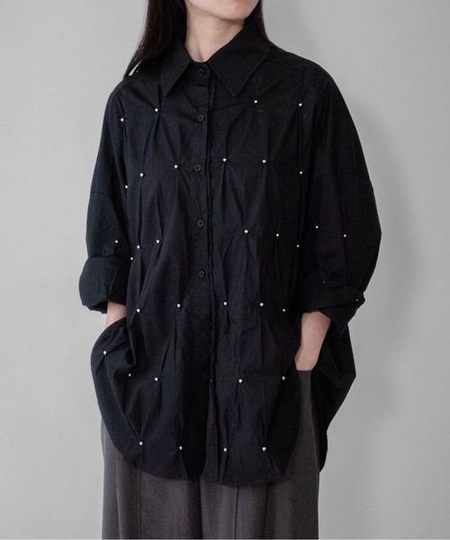 on:nue(オンニュ)の「【on:nue】スタッズポイントタックオーバーサイズシャツ/26-27 AW COLLECTION(シャツ/ブラウス・レディース・ホワイト/ブラック・FREE)」の21枚目の写真