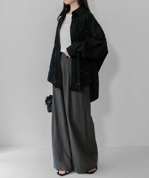 on:nue(オンニュ)の「【on:nue】スタッズポイントタックオーバーサイズシャツ/26-27 AW COLLECTION(シャツ/ブラウス・レディース・ホワイト/ブラック・FREE)」の15枚目の写真