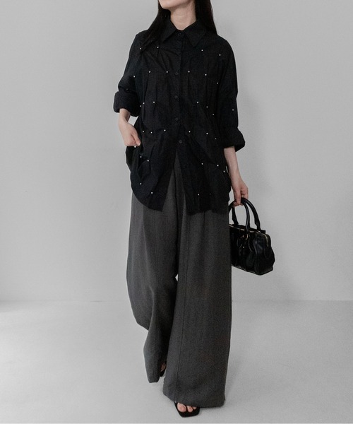 on:nue(オンニュ)の「【on:nue】スタッズポイントタックオーバーサイズシャツ/26-27 AW COLLECTION(シャツ/ブラウス・レディース・ホワイト/ブラック・FREE)」の13枚目の写真