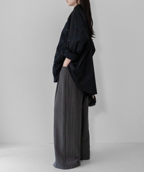 on:nue(オンニュ)の「【on:nue】スタッズポイントタックオーバーサイズシャツ/26-27 AW COLLECTION(シャツ/ブラウス・レディース・ホワイト/ブラック・FREE)」の12枚目の写真