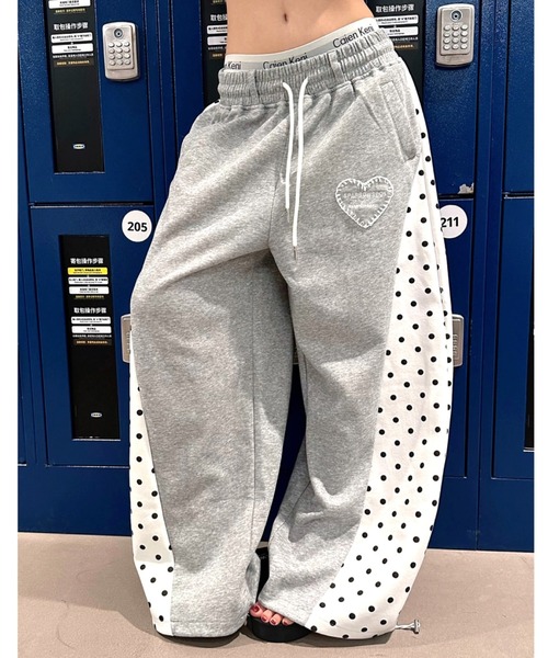 SHEENA(シーナ)の「【裾ドローコード付き】ハート刺繍ロゴドット切替スウェットワイドパンツ(スウェットパンツ・レディース・グレー・M)」の2枚目の写真