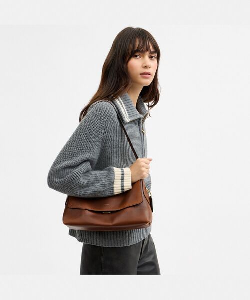 COACH（コーチ）の「チェルシー ショルダー バッグ 30・ラブド レザー（ショルダーバッグ・レディース・ブラウン系その他・ONE）」の2枚目の写真