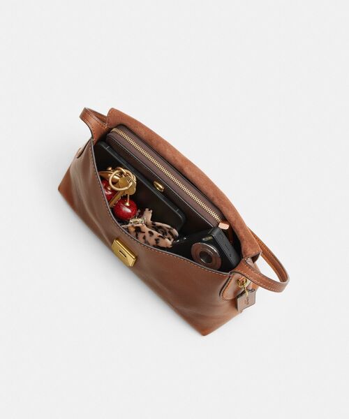 COACH（コーチ）の「チェルシー ショルダー バッグ 30・ラブド レザー（ショルダーバッグ・レディース・ブラウン系その他・ONE）」の6枚目の写真