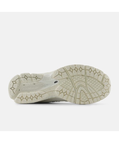NEW BALANCE（ニューバランス）の「New Balance 2002R（ニューバランス 2002R）（スニーカー・メンズ・ブラック系/グレー系/Off White・24cm/24.5cm/23cm/23.5cm/27cm/27.5cm/25cm/25.5cm/26cm/26.5cm/28cm/28.5cm/29cm）」の7枚目の写真