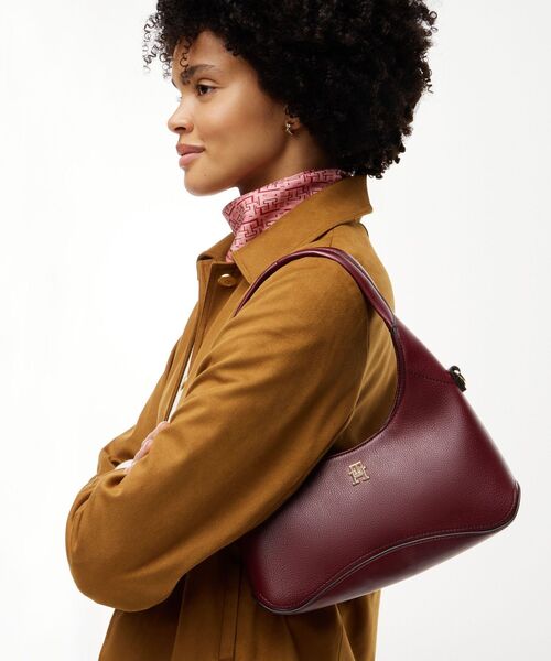 TOMMY HILFIGER(トミーヒルフィガー)の「THモノグラムプレート付き クロスボディホーボーバッグ(ショルダーバッグ・レディース・ワイン系2/ブラック・FREE)」の2枚目の写真