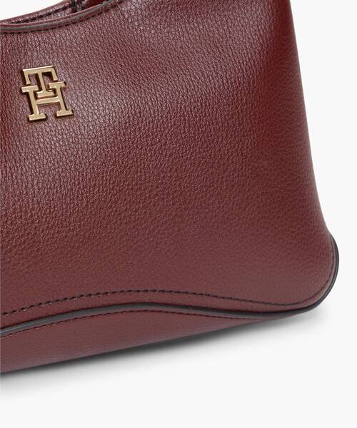 TOMMY HILFIGER(トミーヒルフィガー)の「THモノグラムプレート付き クロスボディホーボーバッグ(ショルダーバッグ・レディース・ワイン系2/ブラック・FREE)」の6枚目の写真