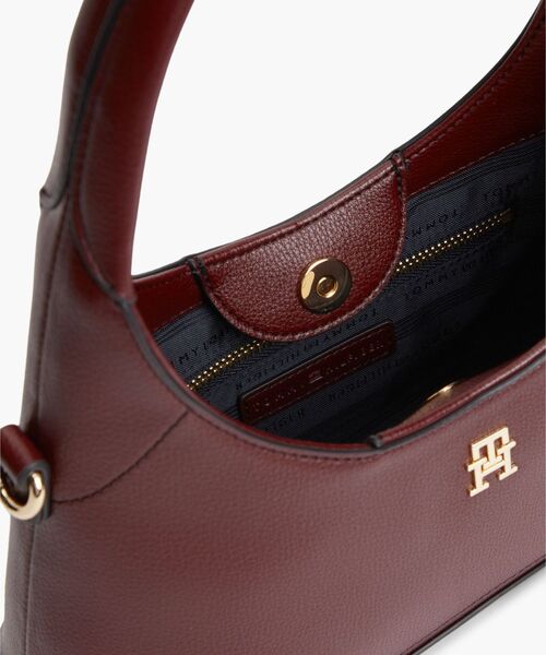 TOMMY HILFIGER(トミーヒルフィガー)の「THモノグラムプレート付き クロスボディホーボーバッグ(ショルダーバッグ・レディース・ワイン系2/ブラック・FREE)」の7枚目の写真