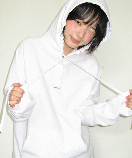 RONRON（ロンロン）の「HOODED RAGLAN OVER FIT LONG SLEEVE WHITE（パーカー・レディース・その他・FREE）」の2枚目の写真