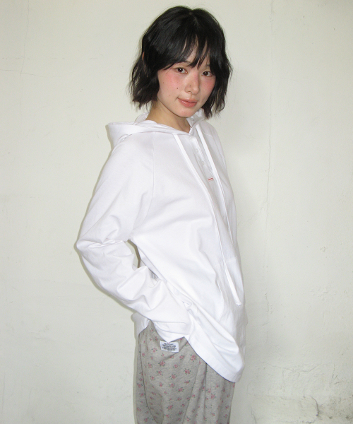 RONRON（ロンロン）の「HOODED RAGLAN OVER FIT LONG SLEEVE WHITE（パーカー・レディース・その他・FREE）」の4枚目の写真