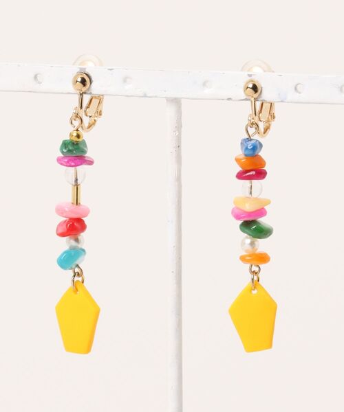 tone(トーン)の「atelier*mio/ポリマークレイ × カラフルシェル costume jewelry イヤリング(イヤリング・レディース・イエロー・FREE)」の1枚目の写真
