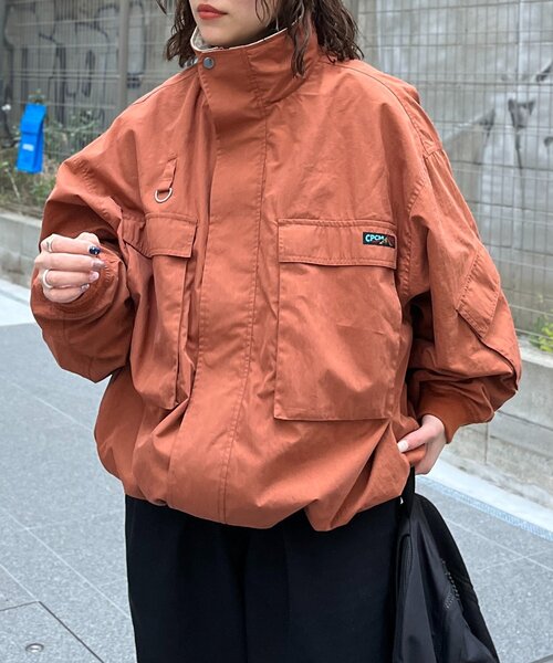 CPCM(シーピーシーエム)の「ボリュームショートマンパ(マウンテンパーカー・メンズ・ブラック/オレンジ・MEDIUM/LARGE)」の1枚目の写真