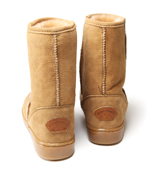 Minnetonka（ミネトンカ）の「ミネトンカ: ムートン ショートブーツ　（ブーツ・レディース・ブラック/ブラウン/ベージュ・5/6/7/8）」の6枚目の写真