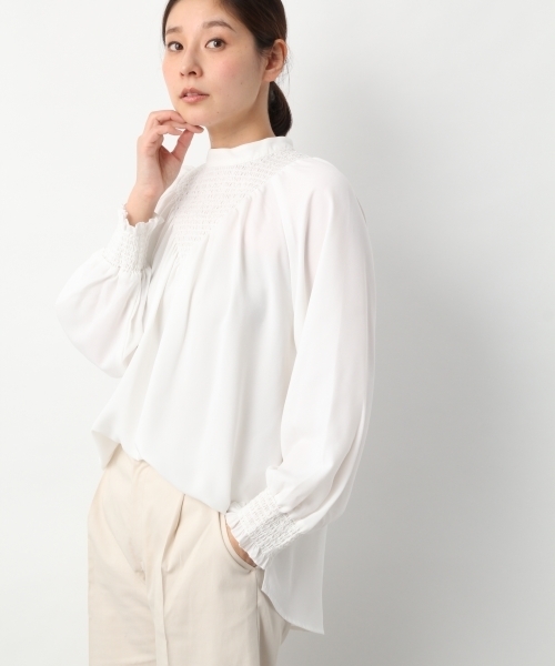 LEPSIM(レプシィム)の「スモッキングフェミニンブラウス 776268(シャツ/ブラウス・レディース・オフホワイト/ブルー/グレイッシュベージュ・FREE)」の2枚目の写真