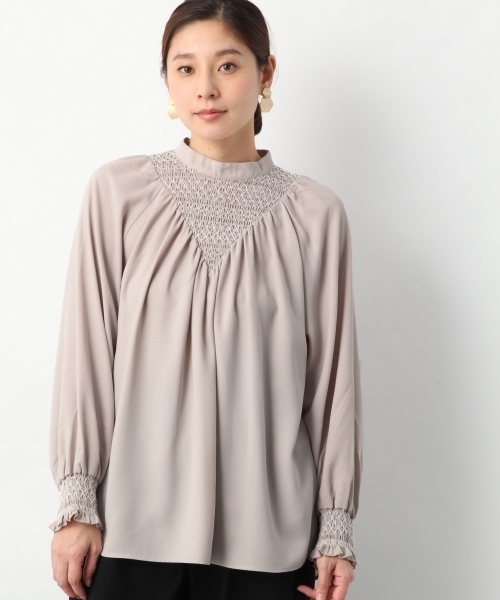 LEPSIM(レプシィム)の「スモッキングフェミニンブラウス 776268(シャツ/ブラウス・レディース・オフホワイト/ブルー/グレイッシュベージュ・FREE)」の3枚目の写真