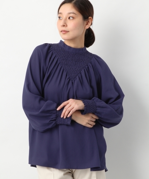 LEPSIM(レプシィム)の「スモッキングフェミニンブラウス 776268(シャツ/ブラウス・レディース・オフホワイト/ブルー/グレイッシュベージュ・FREE)」の1枚目の写真