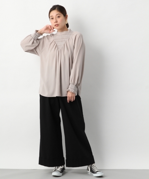 LEPSIM(レプシィム)の「スモッキングフェミニンブラウス 776268(シャツ/ブラウス・レディース・オフホワイト/ブルー/グレイッシュベージュ・FREE)」の9枚目の写真