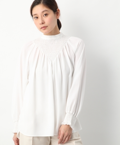 LEPSIM(レプシィム)の「スモッキングフェミニンブラウス 776268(シャツ/ブラウス・レディース・オフホワイト/ブルー/グレイッシュベージュ・FREE)」の4枚目の写真