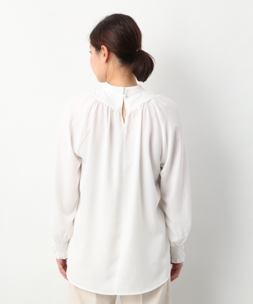 LEPSIM(レプシィム)の「スモッキングフェミニンブラウス 776268(シャツ/ブラウス・レディース・オフホワイト/ブルー/グレイッシュベージュ・FREE)」の11枚目の写真