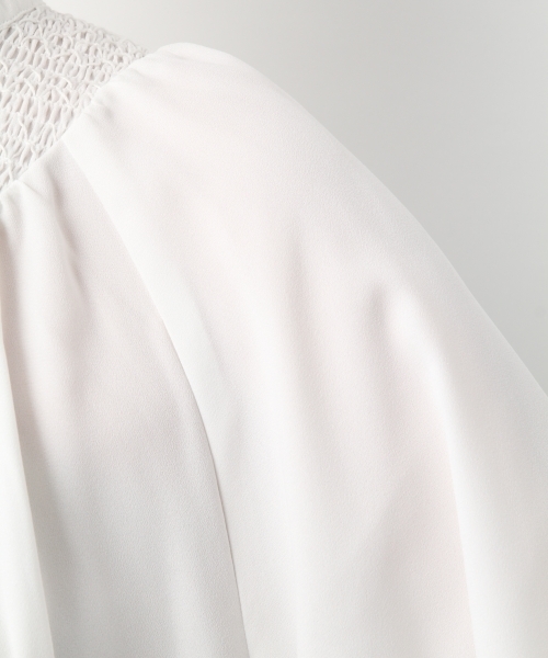 LEPSIM(レプシィム)の「スモッキングフェミニンブラウス 776268(シャツ/ブラウス・レディース・オフホワイト/ブルー/グレイッシュベージュ・FREE)」の6枚目の写真