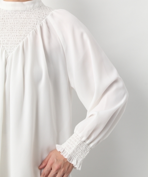 LEPSIM(レプシィム)の「スモッキングフェミニンブラウス 776268(シャツ/ブラウス・レディース・オフホワイト/ブルー/グレイッシュベージュ・FREE)」の8枚目の写真