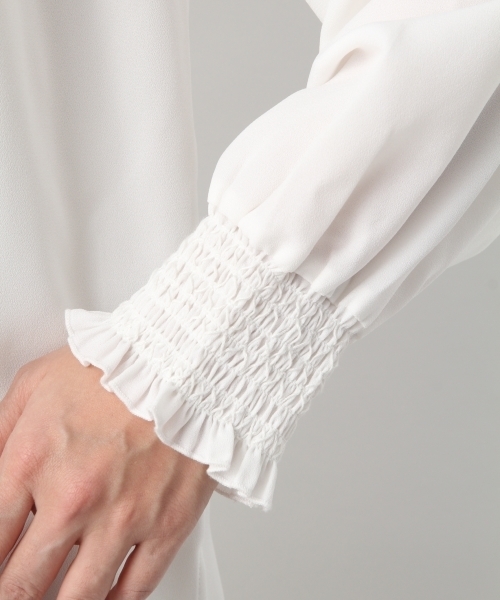 LEPSIM(レプシィム)の「スモッキングフェミニンブラウス 776268(シャツ/ブラウス・レディース・オフホワイト/ブルー/グレイッシュベージュ・FREE)」の10枚目の写真