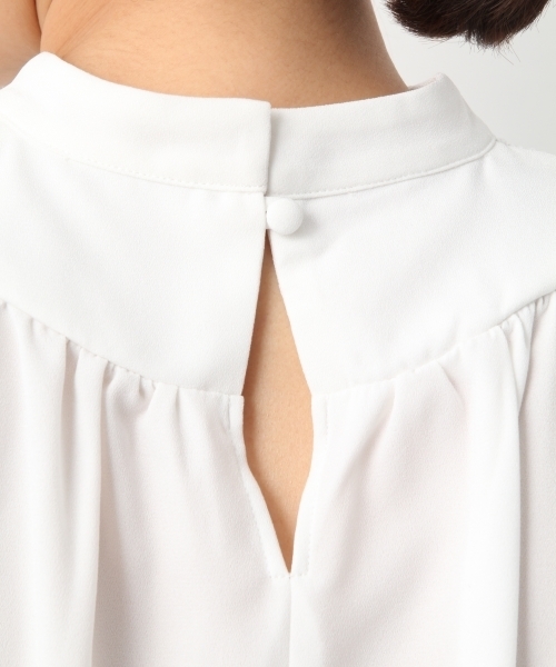 LEPSIM(レプシィム)の「スモッキングフェミニンブラウス 776268(シャツ/ブラウス・レディース・オフホワイト/ブルー/グレイッシュベージュ・FREE)」の5枚目の写真