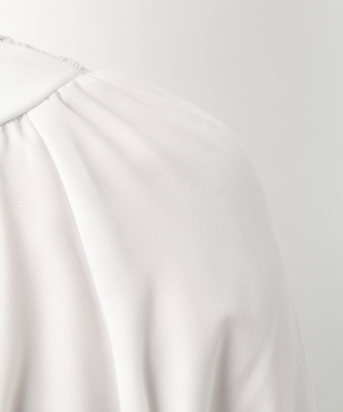 LEPSIM(レプシィム)の「スモッキングフェミニンブラウス 776268(シャツ/ブラウス・レディース・オフホワイト/ブルー/グレイッシュベージュ・FREE)」の15枚目の写真