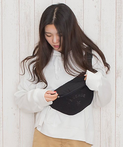 CONVERSE（コンバース）の「CONVERSE　Classic Body Shoulder（ボディバッグ/ウエストポーチ・メンズ・ブラック/ネイビー/グレー/カーキ/ブラウン/ピンク・FREE/ONE SIZE）」の2枚目の写真