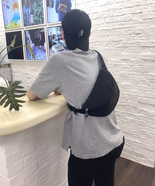 CONVERSE（コンバース）の「CONVERSE　Classic Body Shoulder（ボディバッグ/ウエストポーチ・メンズ・ブラック/ネイビー/グレー/カーキ/ブラウン/ピンク・FREE/ONE SIZE）」の7枚目の写真