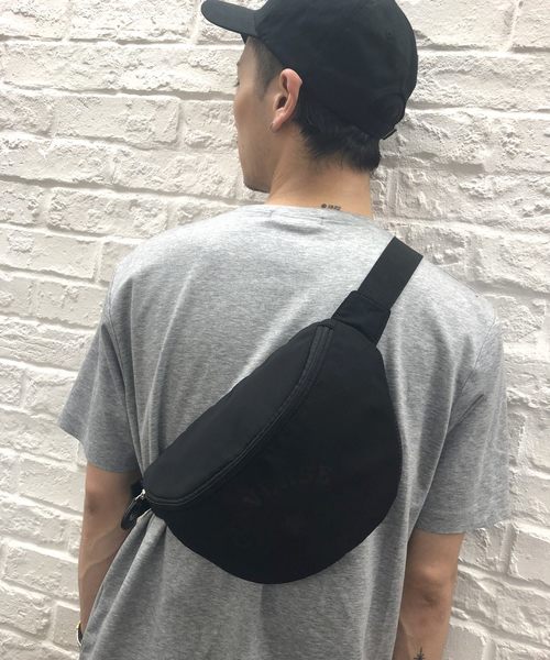 CONVERSE（コンバース）の「CONVERSE　Classic Body Shoulder（ボディバッグ/ウエストポーチ・メンズ・ブラック/ネイビー/グレー/カーキ/ブラウン/ピンク・FREE/ONE SIZE）」の11枚目の写真
