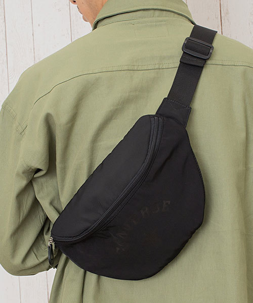 CONVERSE（コンバース）の「CONVERSE　Classic Body Shoulder（ボディバッグ/ウエストポーチ・メンズ・ブラック/ネイビー/グレー/カーキ/ブラウン/ピンク・FREE/ONE SIZE）」の13枚目の写真