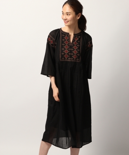 GLOBAL WORK（グローバルワーク）の「キーネックシシュウワンピース/785753（ワンピース・レディース・ホワイト/ブラック/ベージュ/ブルー・FREE）」の3枚目の写真