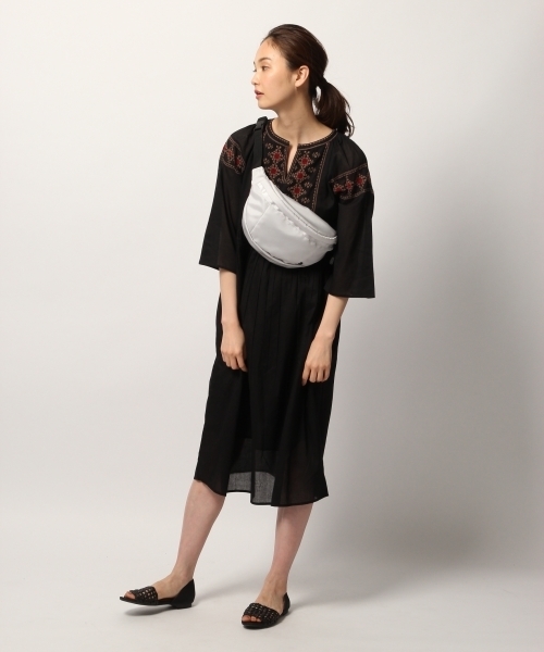 GLOBAL WORK（グローバルワーク）の「キーネックシシュウワンピース/785753（ワンピース・レディース・ホワイト/ブラック/ベージュ/ブルー・FREE）」の6枚目の写真