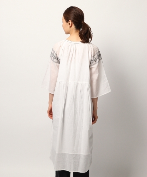 GLOBAL WORK（グローバルワーク）の「キーネックシシュウワンピース/785753（ワンピース・レディース・ホワイト/ブラック/ベージュ/ブルー・FREE）」の8枚目の写真