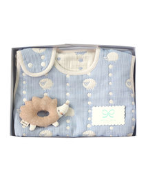 Hoppetta（ホッペッタ）の「【Hoppetta（ホッペッタ）】 ふくふく6重ガーゼスリーパー＋ガラガラ　ラッピング済ギフトセット（ベビーギフト）」