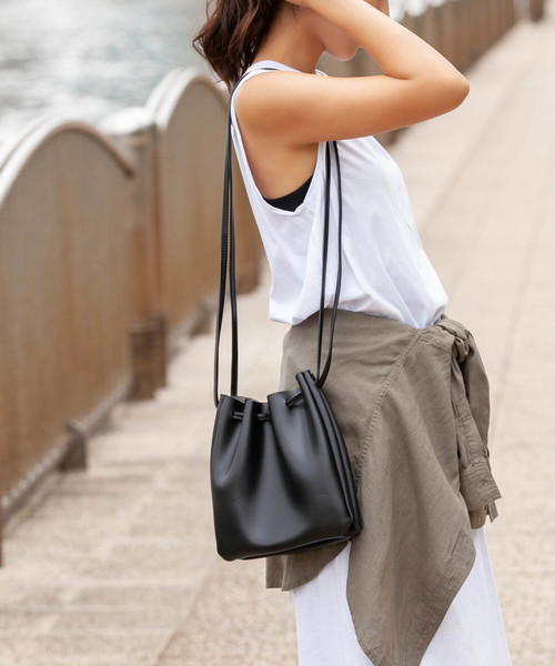 Edit Sheen（エディットシーン）の「フェイクレザー巾着バッグ（ハンドバッグ・レディース・ブラック/グレー・FREE）」の2枚目の写真