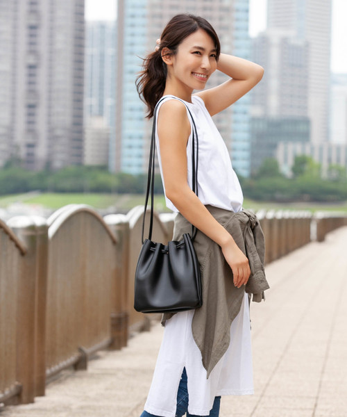 Edit Sheen（エディットシーン）の「フェイクレザー巾着バッグ（ハンドバッグ・レディース・ブラック/グレー・FREE）」の12枚目の写真