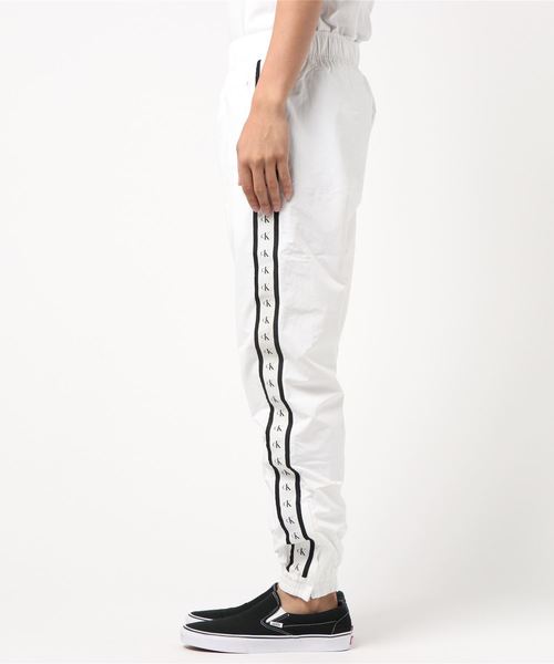 Calvin Klein Jeans(カルヴァンクラインジーンズ)の「モノグラム サイド ロゴ テープ ジョガー パンツ(その他パンツ・メンズ・ブラック/ホワイト系その他・S/M/L)」の3枚目の写真