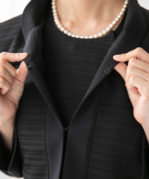 form forma(フォルムフォルマ)の「フリルカラージャケット&フレアワンピース ブラックフォーマルスーツ(スーツセット・レディース・ブラック・11号/9号/13号/15号)」の6枚目の写真