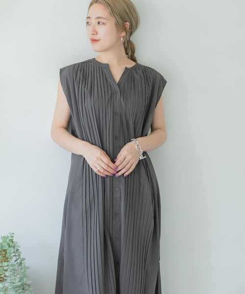 ITEMS URBANRESEARCH(アイテムズ アーバンリサーチ)の「プリーツワンピース(ワンピース・レディース・チャコールグレー/ベージュ/ブルー・FREE)」の2枚目の写真