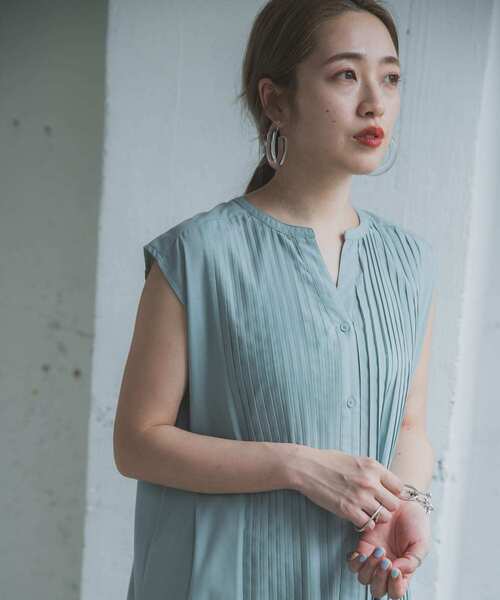 ITEMS URBANRESEARCH(アイテムズ アーバンリサーチ)の「プリーツワンピース(ワンピース・レディース・チャコールグレー/ベージュ/ブルー・FREE)」の14枚目の写真