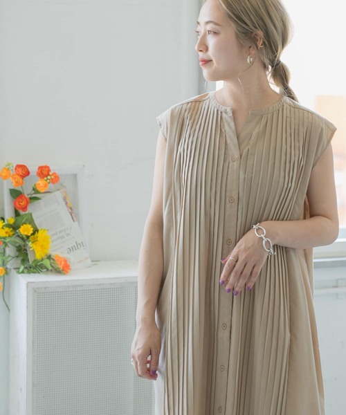 ITEMS URBANRESEARCH(アイテムズ アーバンリサーチ)の「プリーツワンピース(ワンピース・レディース・チャコールグレー/ベージュ/ブルー・FREE)」の15枚目の写真