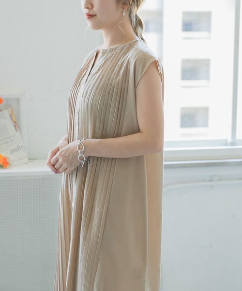ITEMS URBANRESEARCH(アイテムズ アーバンリサーチ)の「プリーツワンピース(ワンピース・レディース・チャコールグレー/ベージュ/ブルー・FREE)」の17枚目の写真