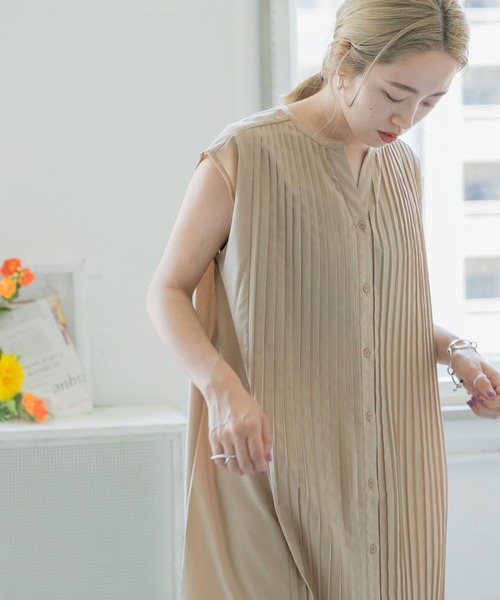 ITEMS URBANRESEARCH(アイテムズ アーバンリサーチ)の「プリーツワンピース(ワンピース・レディース・チャコールグレー/ベージュ/ブルー・FREE)」の21枚目の写真