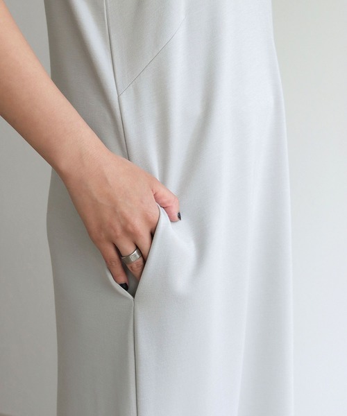 HER CLOSET（ハークローゼット）の「【cheriella】深Vネックカットソーマーメイドワンピース（ワンピース・レディース・ライトグレー/ブラック・M）」の13枚目の写真